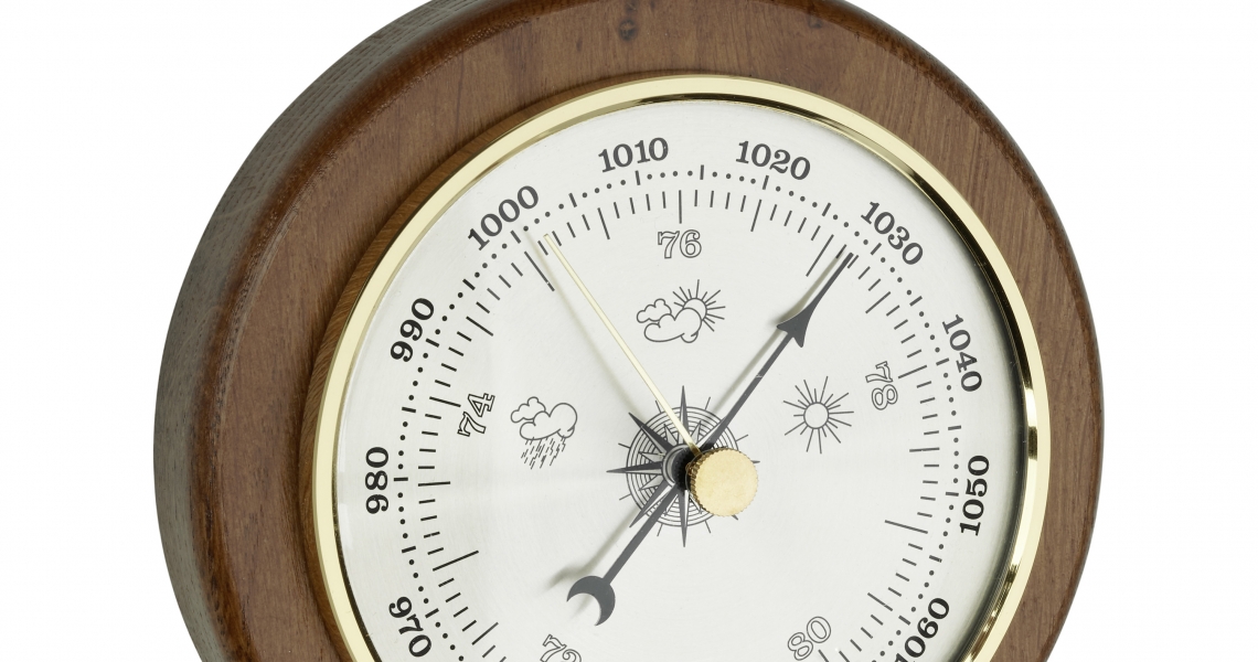 Analogue Barometer Made of Oak TFA Dostmann