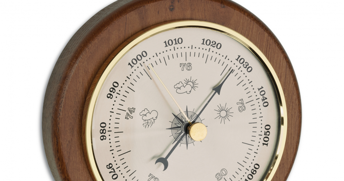 Analogue barometer made of oak TFA Dostmann