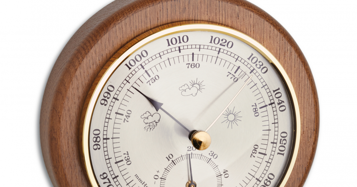 Analogue thermobarometer made of solid wood TFA Dostmann