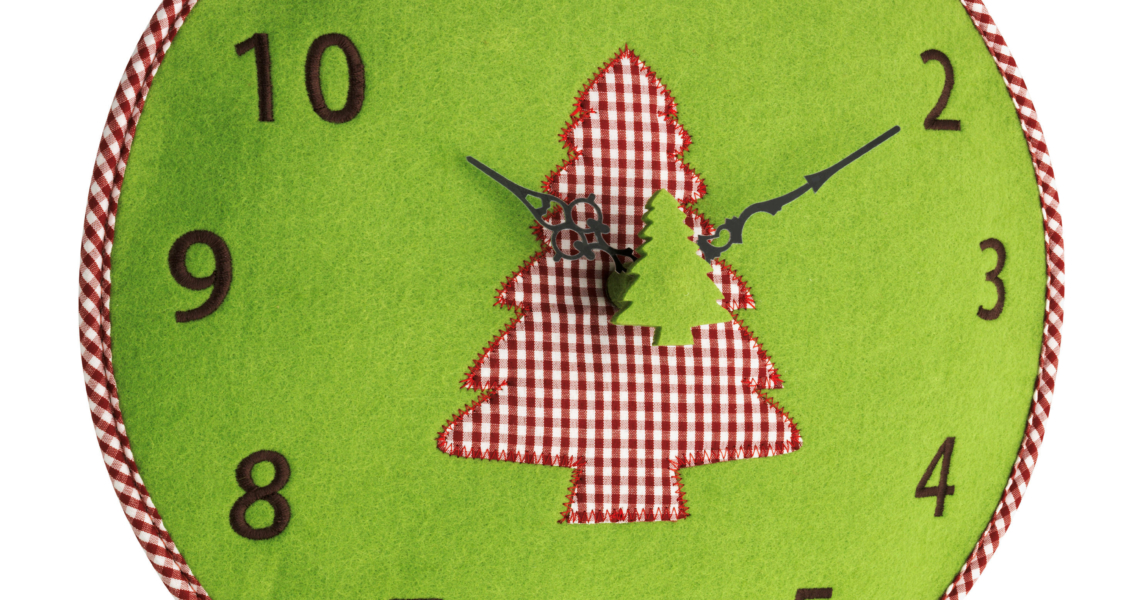 TFA Dostmann Filz-Wanduhr Mit Alpen-Motiv – Landhaus-Look, 33 Cm Durchmesser, Quarzuhrwerk
