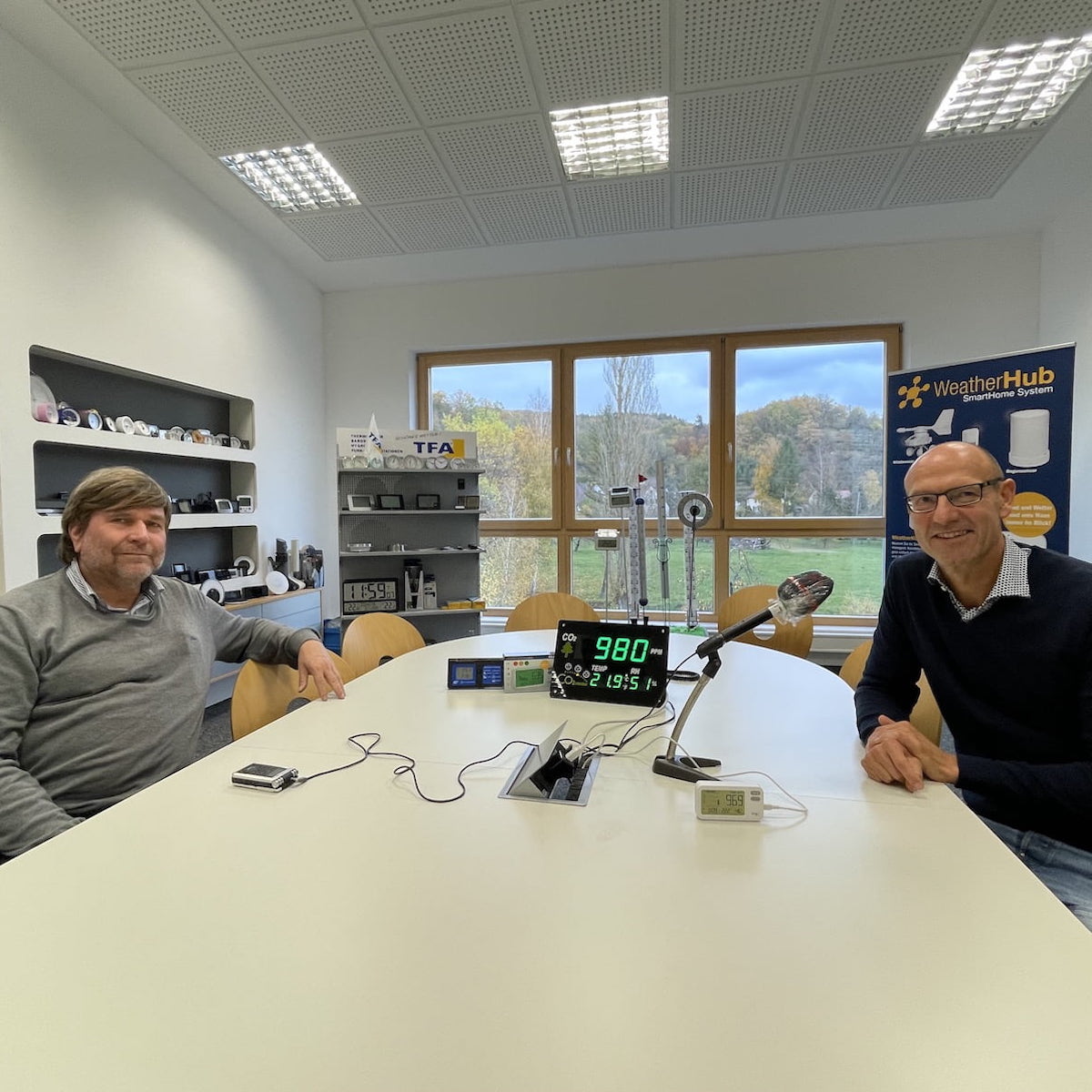 Wolfgang Brauer vom Radiosender SWR interviewt Axel Dostmann zum Thema CO2-Messgeräte im Musterzimmer der TFA Dostmann GmbH & Co. KG