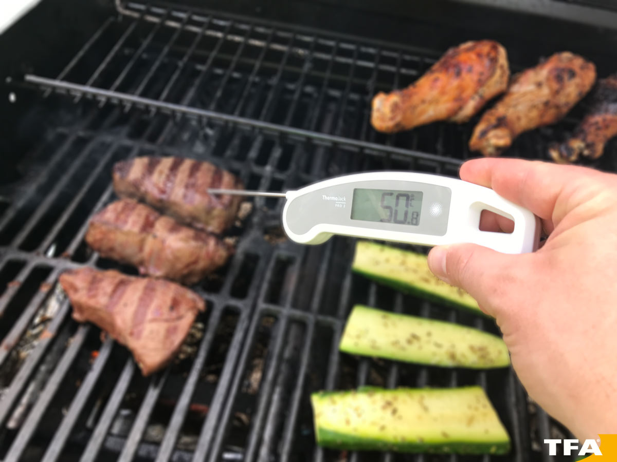 Mit dem Thermometer die Temperatur von Lebensmitteln messen.