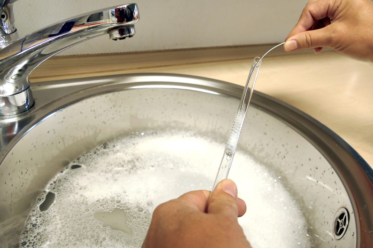 Trinkhalme aus Glas reinigen: Mit der Hand spülen und mit Reinigungsbürste