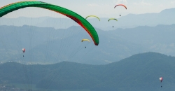 Wind ist wichtig für unser Wetter und wird gerne auch sportlich genutzt wie beim Gleitschirmfliegen. Die zahlreichen Paraglider schweben wie schwerelos über einer schönen Landschaft. Zum Glück fliegen sie nicht in der Höhe des Jetstreams, der das Wetter beeinflusst.